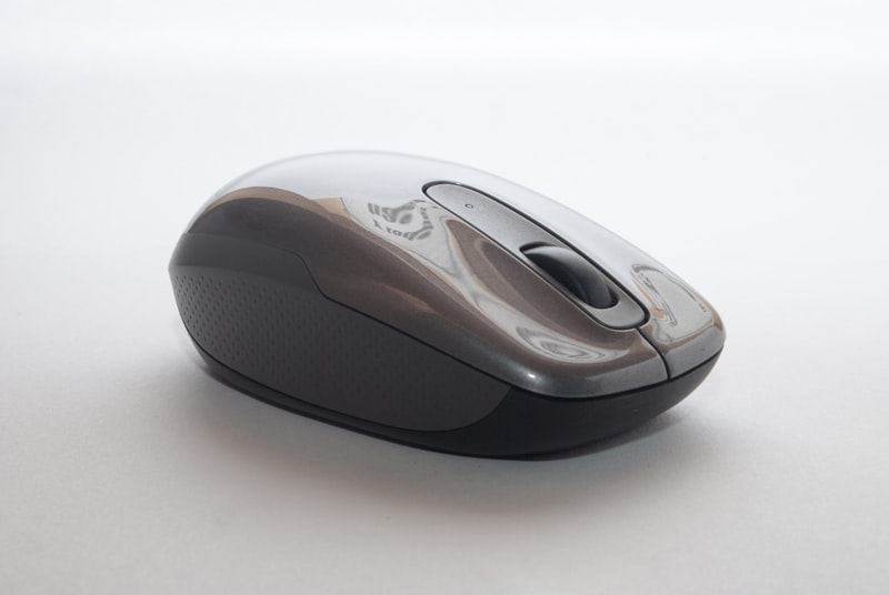 Wireless ergonomic mouse